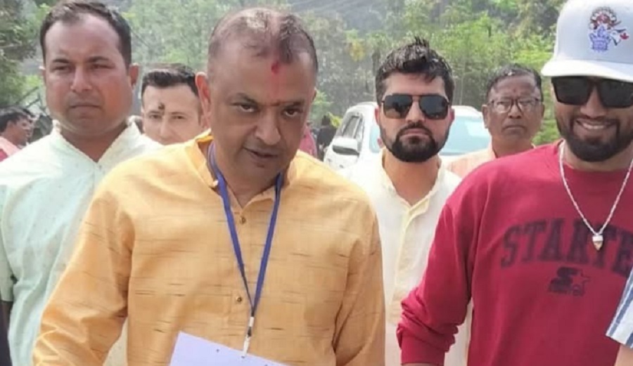 गगन थापाद्वारा सर्लाही पुगेर मतदान केन्द्र अनुगमन